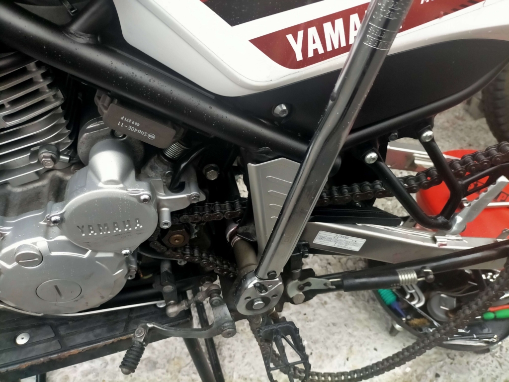 セロー250スイングアームピボットシャフトのナットをトルクレンチで規定トルクに締め付けている作業