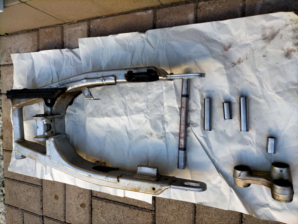 セロー250スイングアームとリレーアームからカラー(スペーサー)を引き抜いてピボット内部が完全に分解された状態