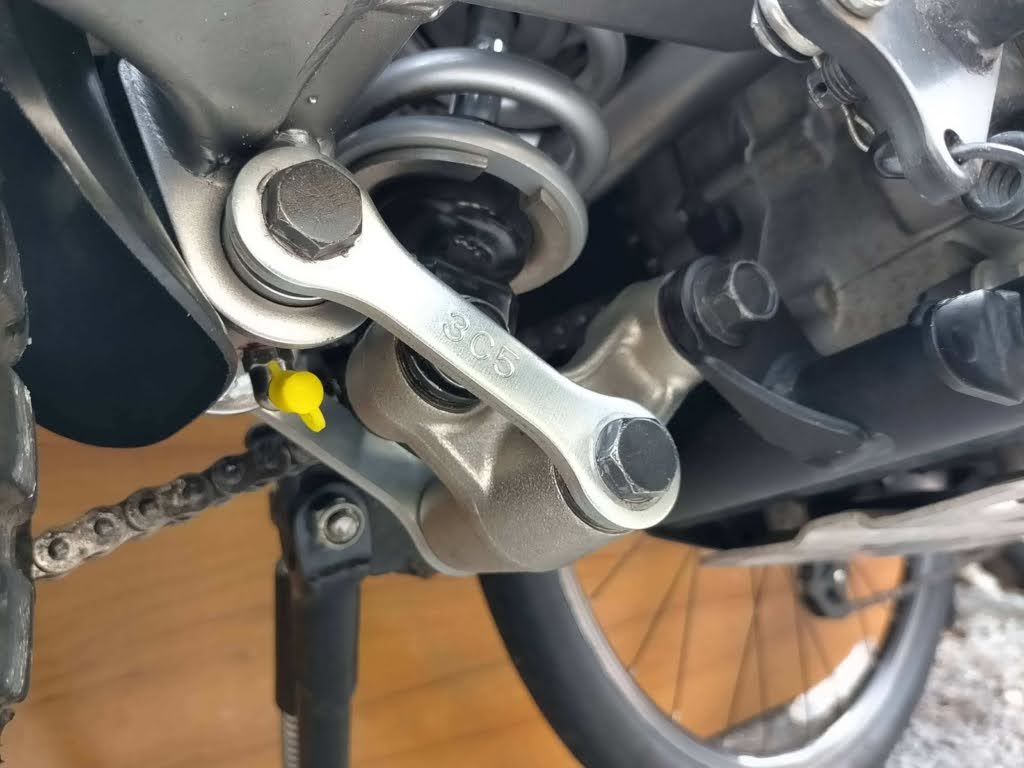 セロー250スイングアームのリレーアーム接続部にエーゼットGB705(67度・PT1/8テーパーネジ)グリスニップルを取り付けてグリスガン注油が可能な状態になった完成写真