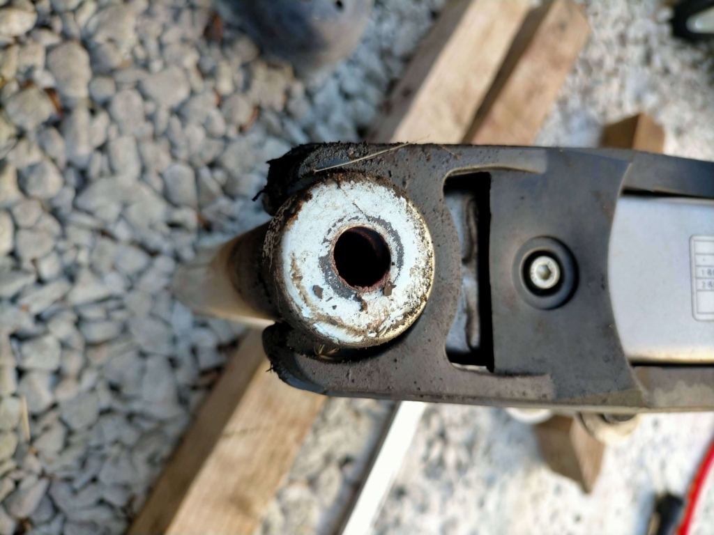 セロー250スイングアームをピボットシャフト取り外し後に車体から取り出した直後の左側の状態