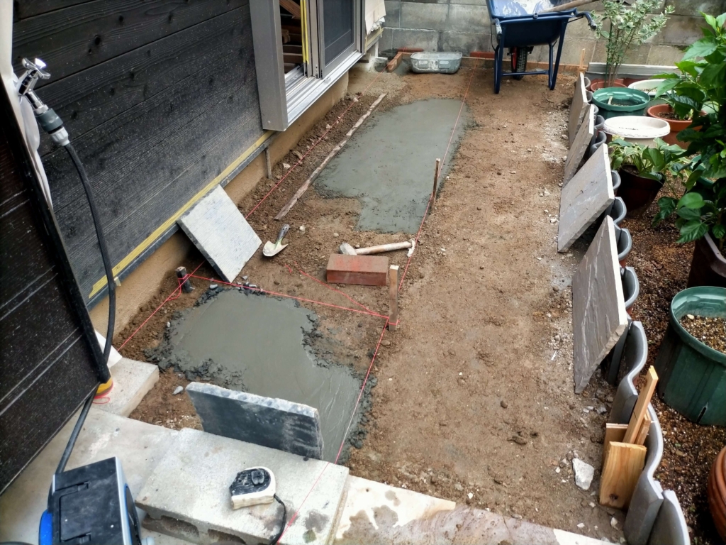 黒天然石敷石を設置する箇所をさらに深く掘り下げてセメント1：砂3：砂利6の配合コンクリートで地盤補強した状態