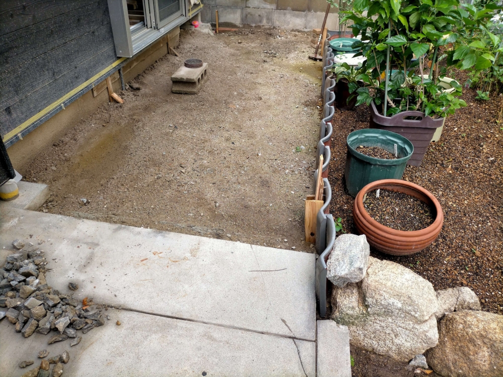 立水栓ポーラスコンクリート水受けのためにポーラスコンクリート層6cmを確保する目的で設置場所を5cm以上掘り下げて整地した状態