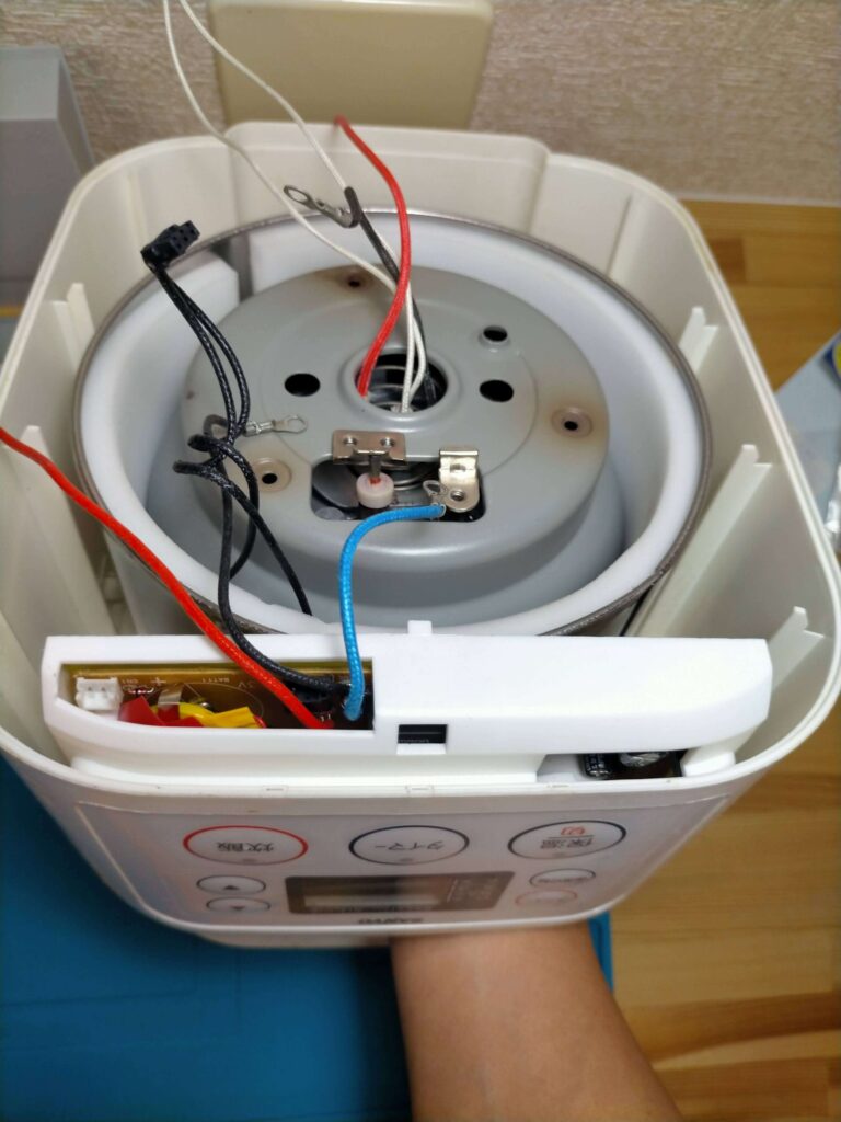 釜の中の底釜に手を添えてネジ3本を外す（スプリング効いている）