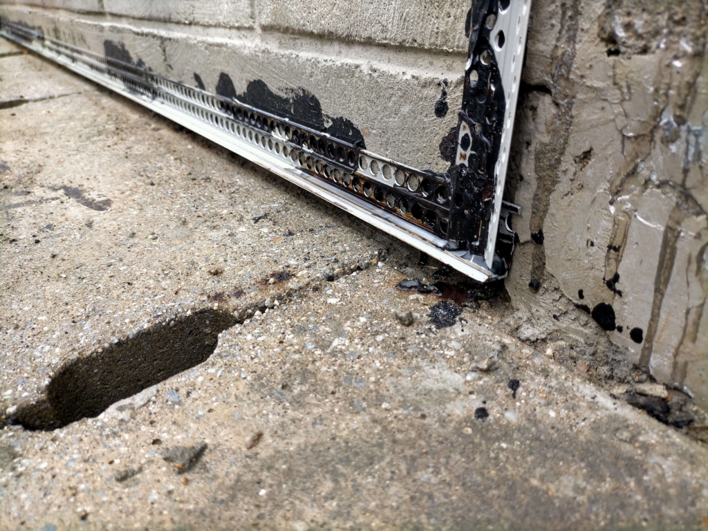 松煙墨モルタル塗り前にナルシルバー・ナルパークで接着したコーナー定規が乾燥した状態(9月29日)