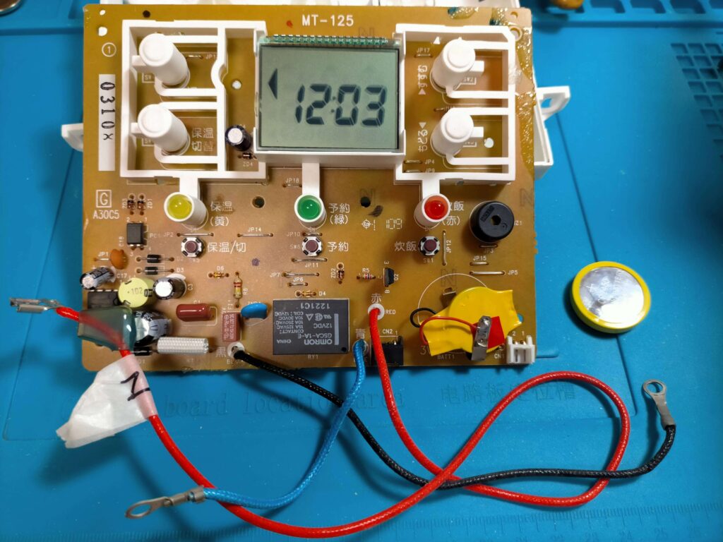 炊飯器の表示部基板に新しいCR2032リチウム電池を取り付けた状態（交換後）