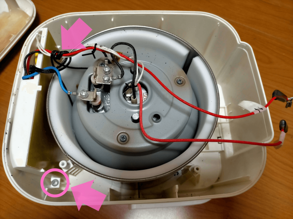 炊飯器の表示部を固定している2本のネジの位置