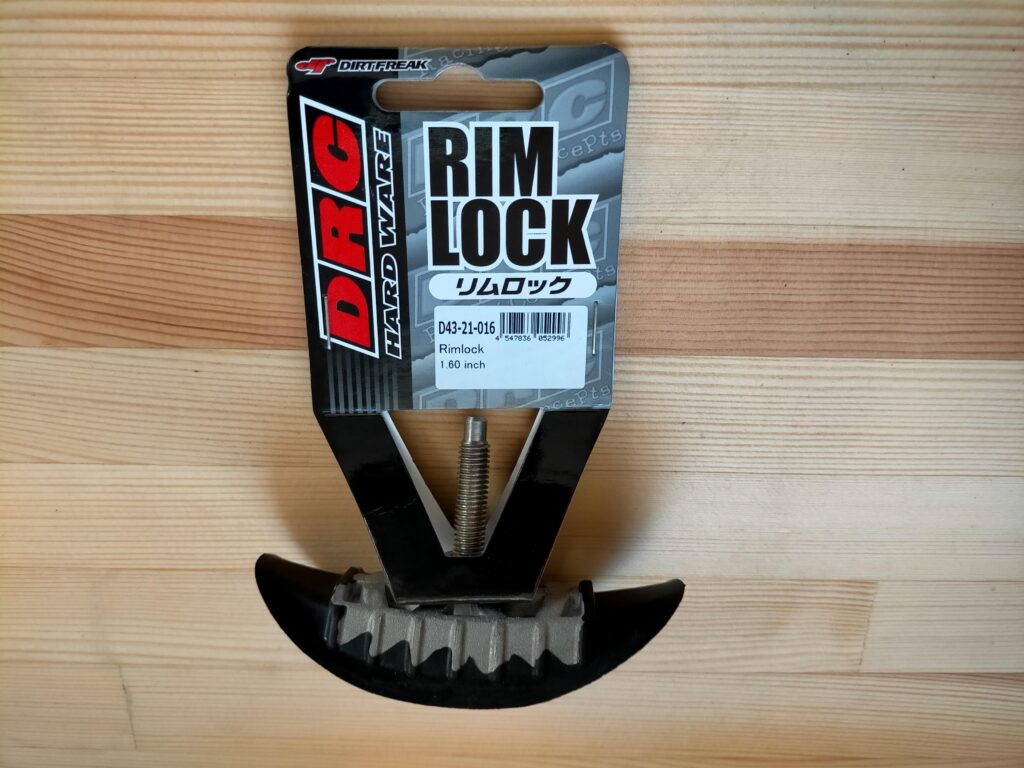 セロー250フロントホイール(リム幅1.60インチ)に適合するDRCリムロック(品番:D43-21-016)の単体外観