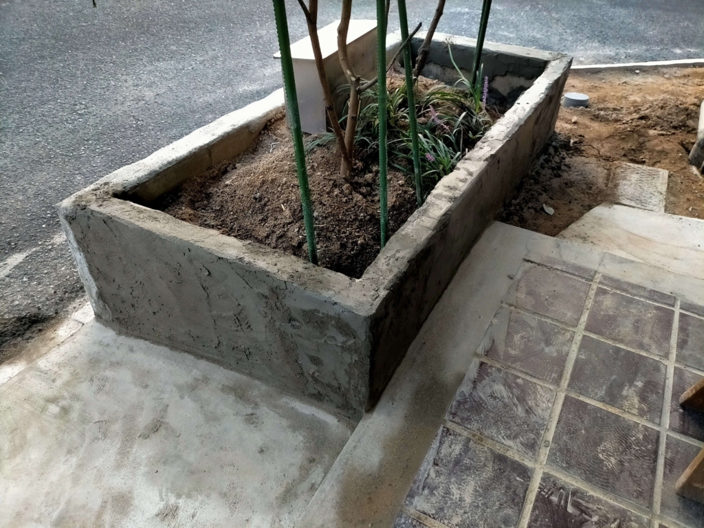 玄関アプローチ花壇の基礎としてレンガとコンクリートブロックをモルタルで固定・接着した状態