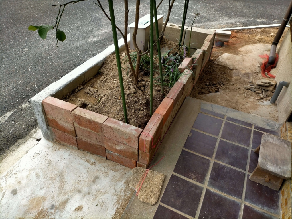 玄関アプローチの松煙墨モルタル花壇DIYの基礎工事としてレンガとコンクリートブロックで花壇の形を仮組みした状態