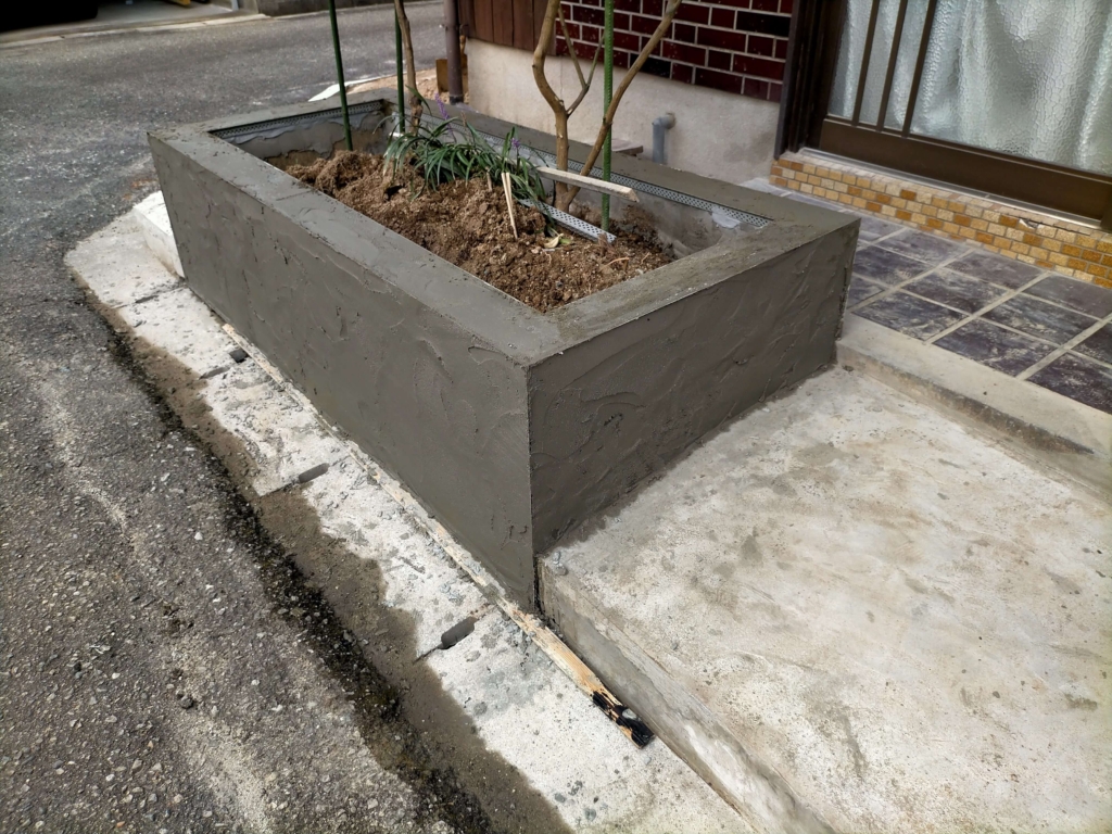 松煙墨モルタルを塗る前の花壇コンクリートブロック面にモルタル下地を塗り付けた状態(9月29日15:40)