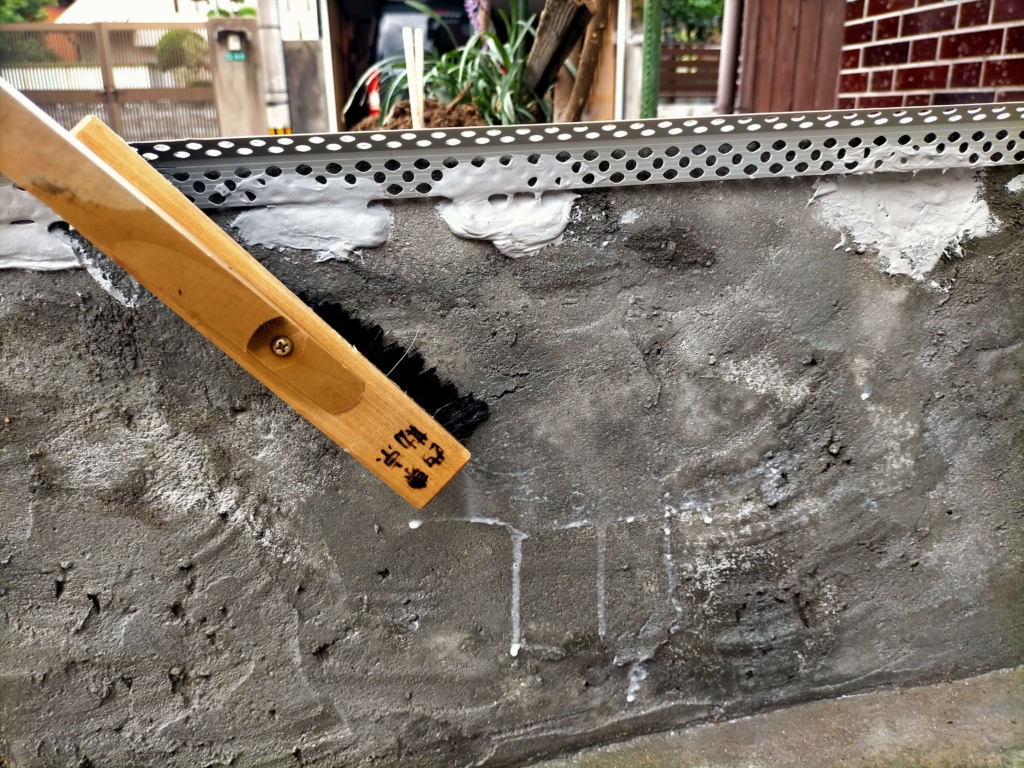 松煙墨モルタル下地塗り前にNSハイフレックスを全面に塗り終えた花壇(9月29日正午)