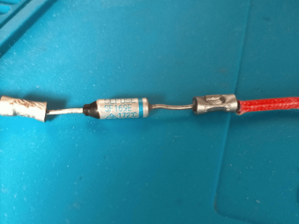 元付いていた温度ヒューズ SF169E（感温ペレット型172℃/10A/250V）