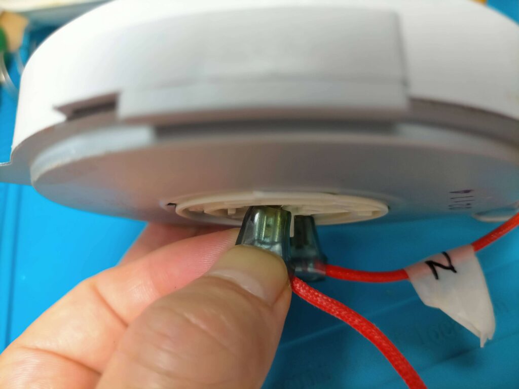 赤い電源ケーブルコネクタ（ロック解除レバー付き・2個）