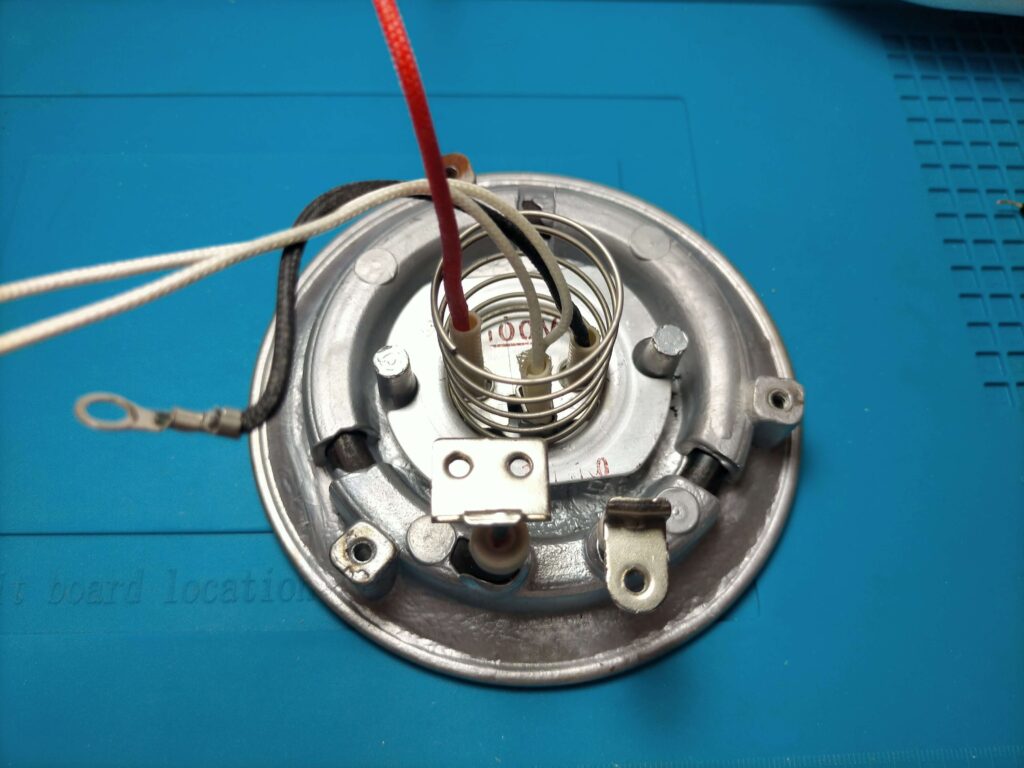 外した底釜ユニット全体（温度センサー・ヒューズ格納部含む）