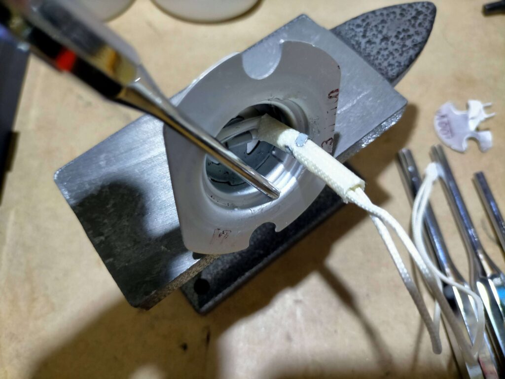 温度センサーブラケットを組み込む前にポッチを打ち抜きなどで戻しておく