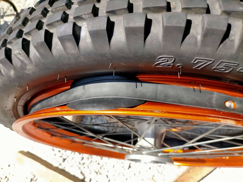 セロー250フロントリムにビードストッパーを取り付けた後にリムバンドをセットしてチューブ組み付け前の準備をしている状態