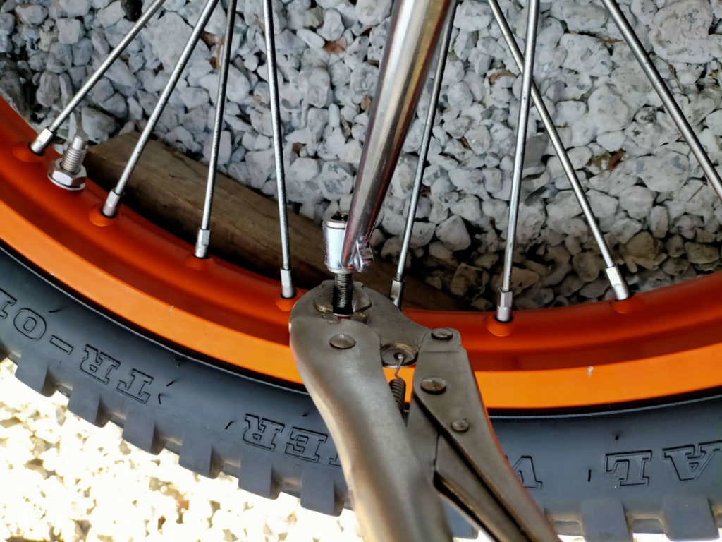 セロー250フロントホイールにビードストッパー取り付け後タイヤとチューブを組んで空気を入れて仕上げた状態