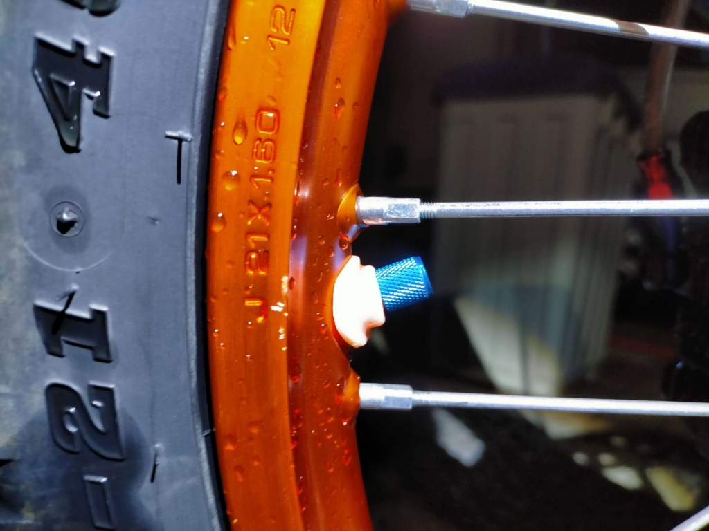 ビードストッパーなしで林道低空気圧走行後にセロー250フロントのチューブがリムに対して大きくズレてしまった状態