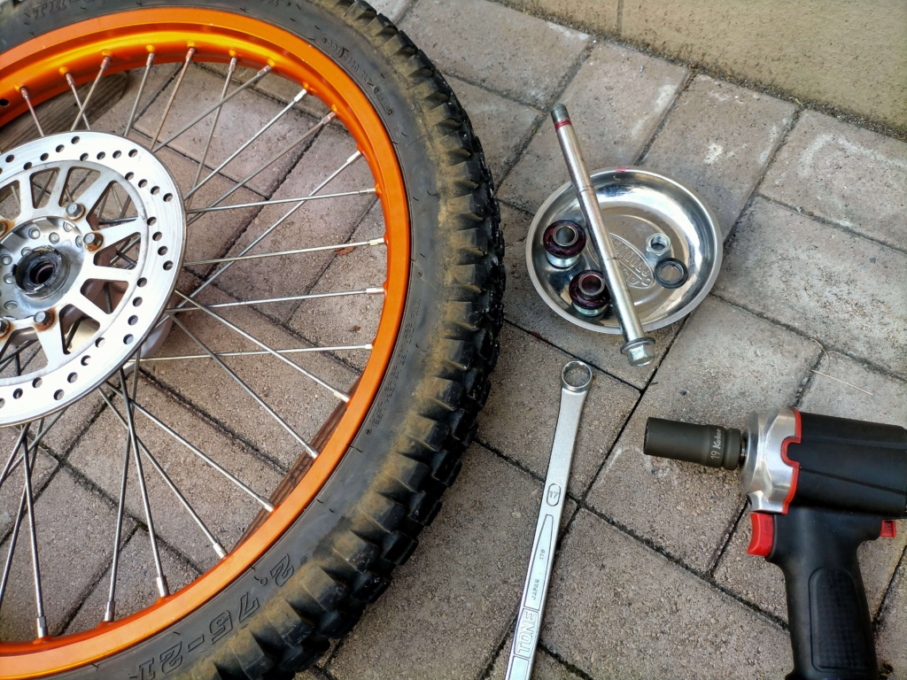 セロー250のアクスルボルト(17mm)・ナット(19mm)を外してフロントホイールをフォークから取り外した様子