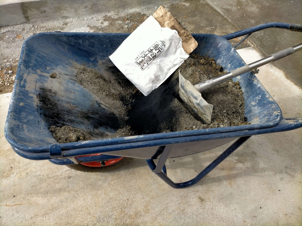 砂25kg・セメント10kg・hiメトローズ10gを一輪車で空練りした後に松煙墨1.1kgを投入した配合直後の状態(9月29日15:50)