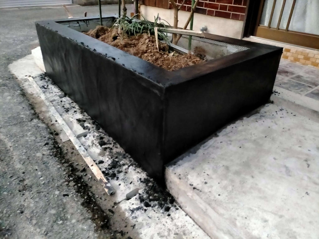 松煙墨モルタルを中塗り鏝(240mm半焼き)で花壇コンクリートブロックに塗り付けた直後の真っ黒な左官仕上げ状態(9月29日18:00)
