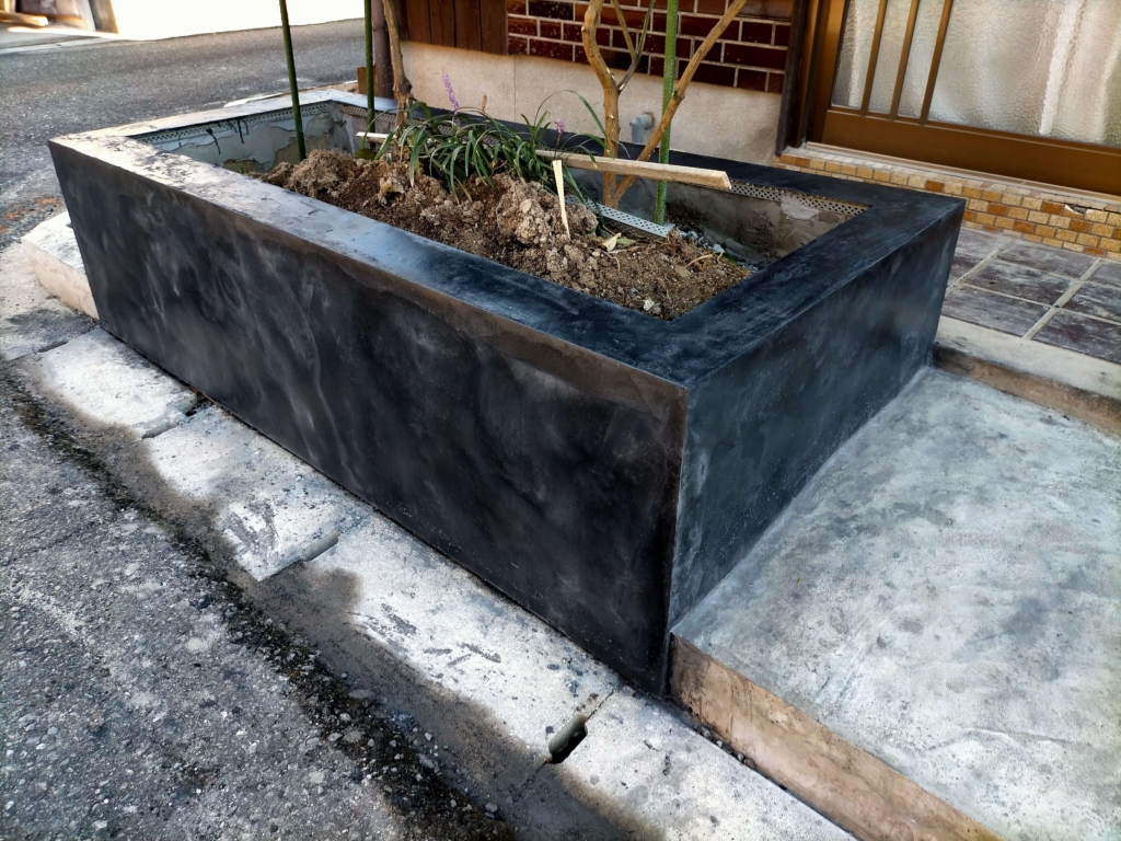 松煙墨モルタル左官から2日後(10月1日10:00)のさらに白化が進んでグレーと黒のムラが深まった花壇の乾燥状態