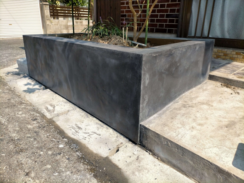 松煙墨モルタル左官から3日後(10月2日11:00)の花壇正面・黒とグレーのムラが最も安定した乾燥仕上がり状態