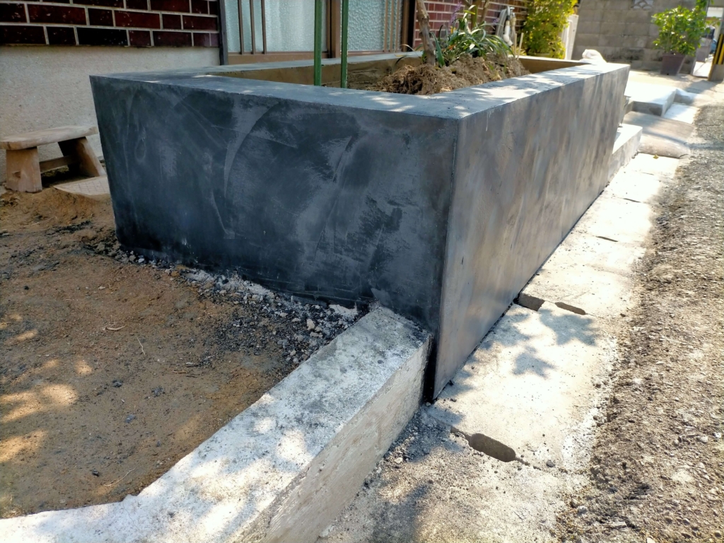 松煙墨モルタル左官から3日後(10月2日11:00)の花壇反対側・黒とグレーの不均一なムラが最も好みの景色になった状態