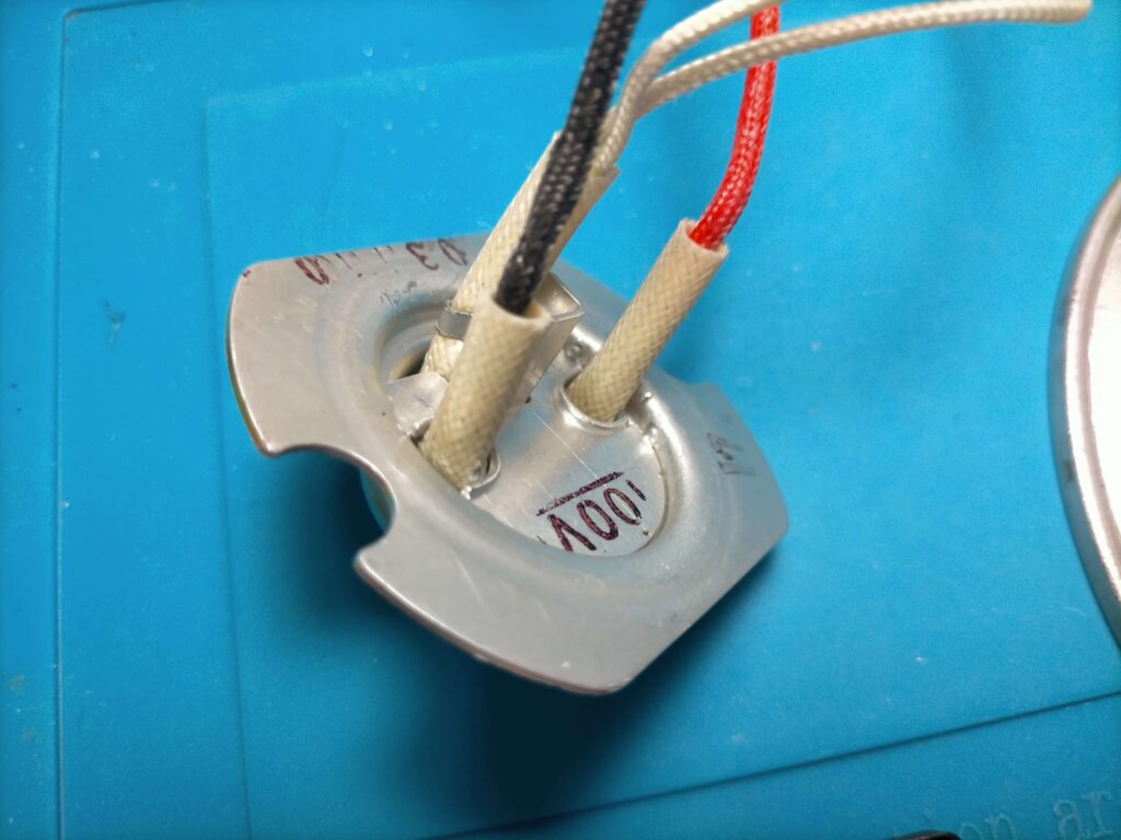 突起部（温度センサーと温度ヒューズが入っている格納部）