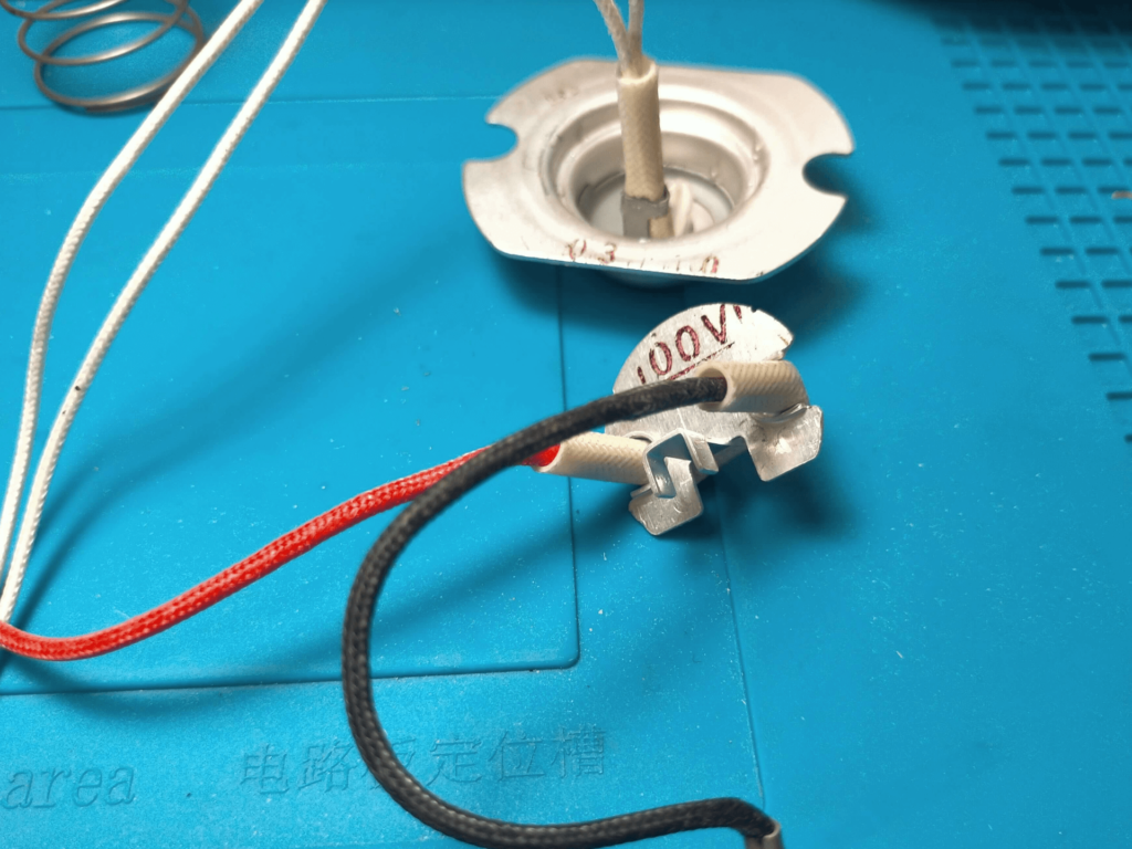 温度ヒューズをブラケットごと外す（カシメられている場合はこじ開ける）