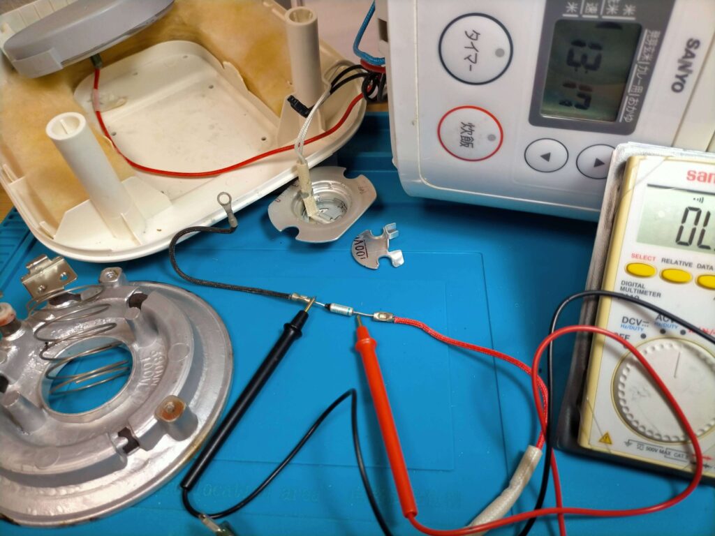 テスターで温度ヒューズの導通確認（導通なし=ヒューズ切れ）