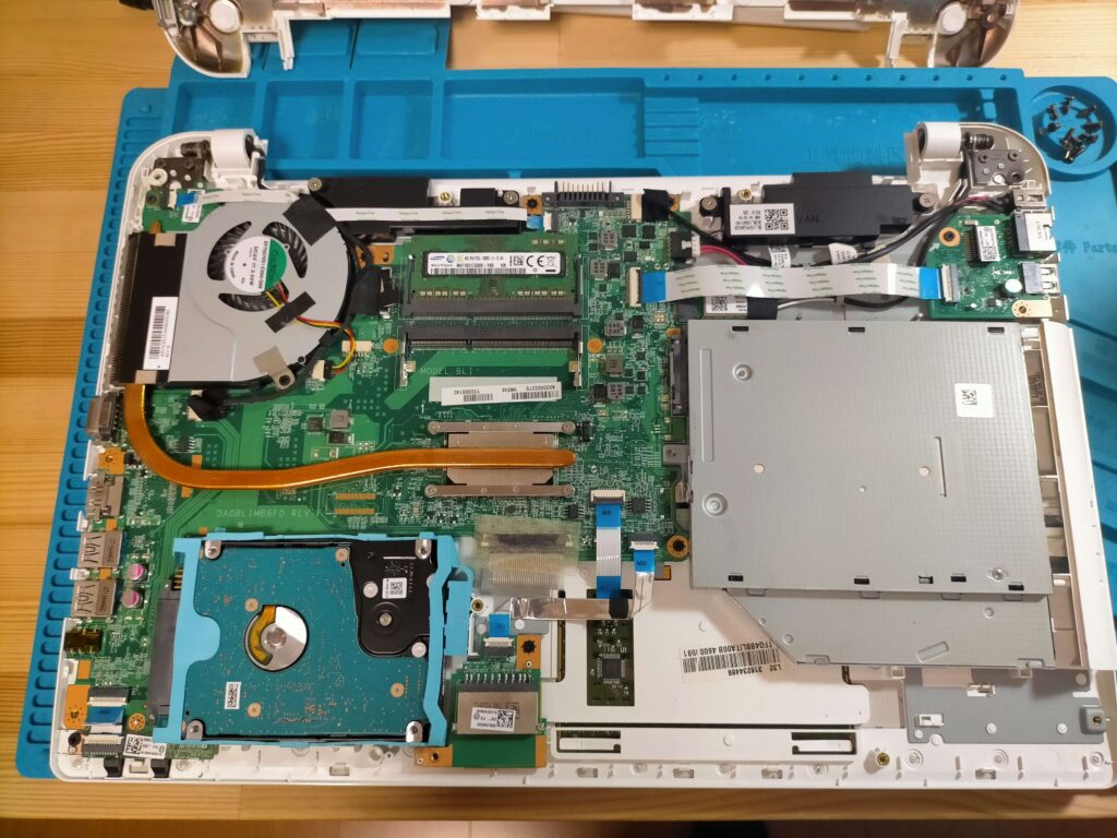 dynabook T45の裏カバーを外した内部の全体（マザーボード・HDD・冷却ファン・電源基板の配置）