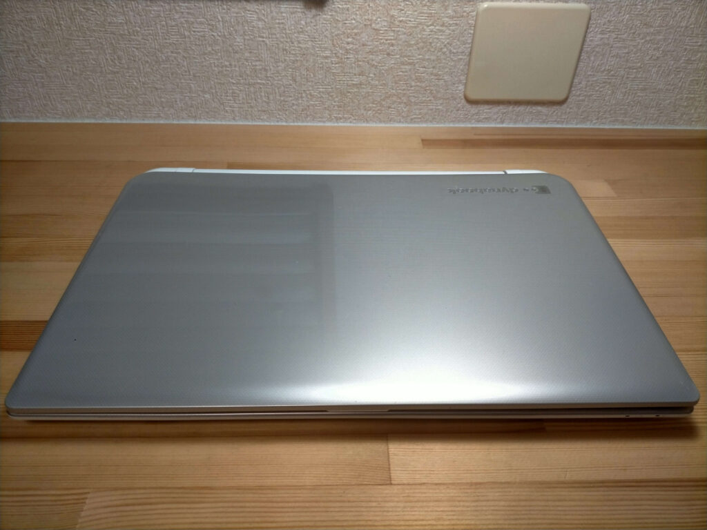dynabook T45の電源ボタン修理後に逆手順で組み立てが完了したノートパソコンの外観