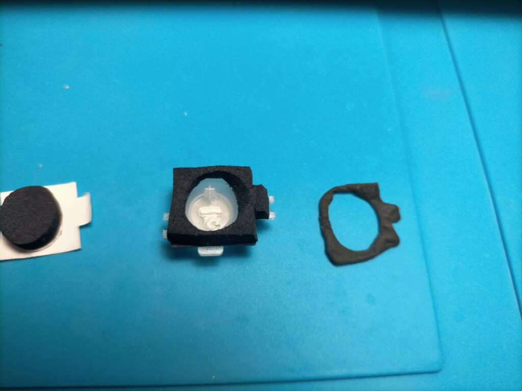 dynabook T45の電源ボタン裏面に隙間テープをデザインナイフでカットして自作したスポンジを貼り付けて交換した状態