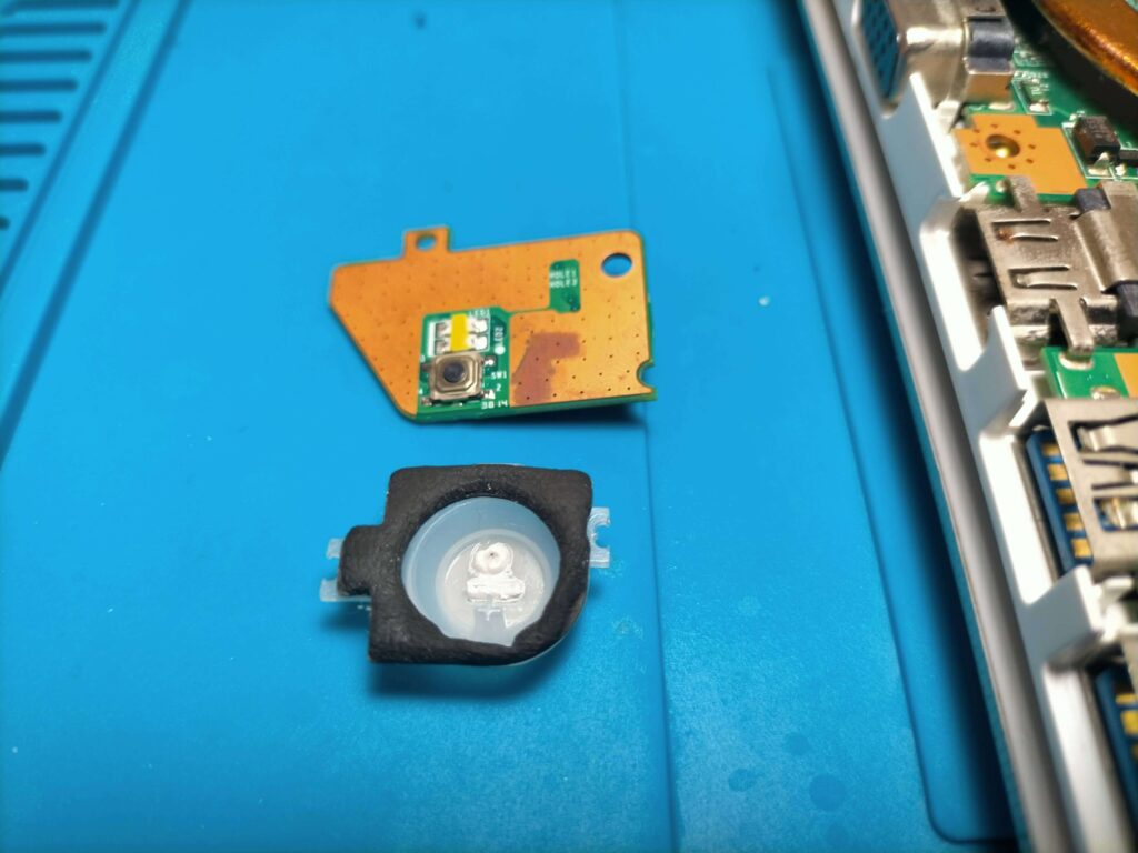 dynabook T45から取り外した電源ボタン基板と電源ボタン単体の構造（へたったスポンジが確認できる状態）