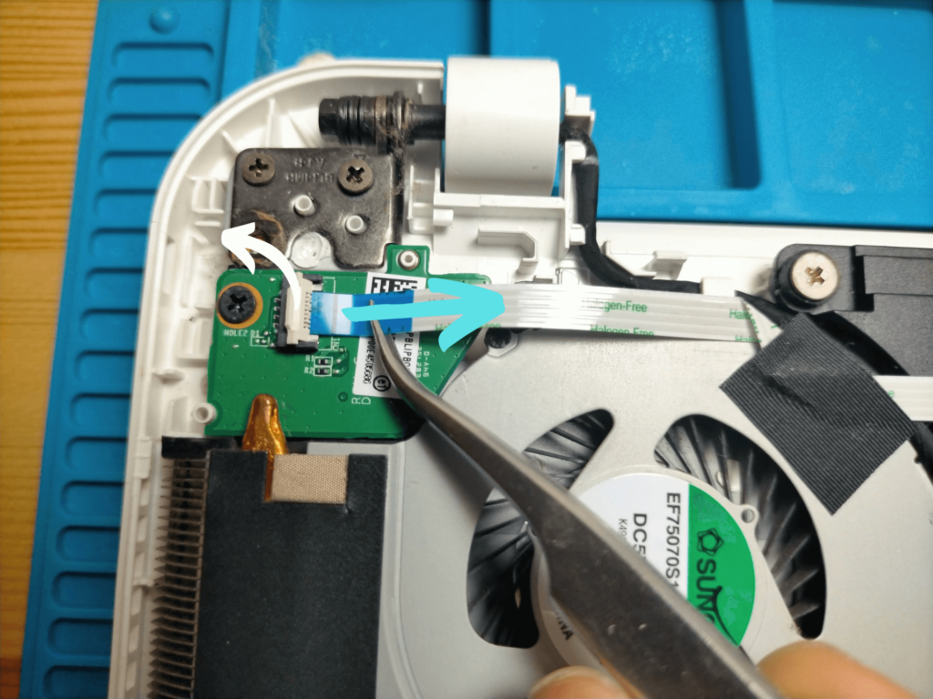 dynabook T45の電源ボタン基板に接続されたフレキシブルケーブルの白い固定ロックをピンセットで解除してコネクタから引き抜く