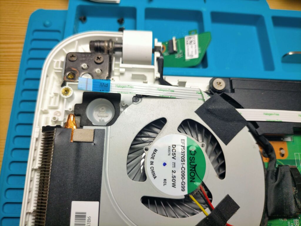 dynabook T45からフレキシブルケーブルを外した後に電源ボタン基板をパソコン本体から取り外している作業