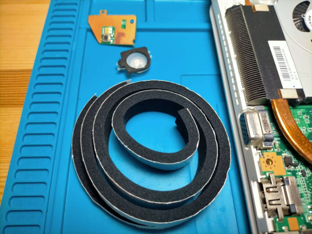 電源ボタンスポンジの代替材料として使用した厚5mm×幅15mmの発泡シール材（隙間テープ）