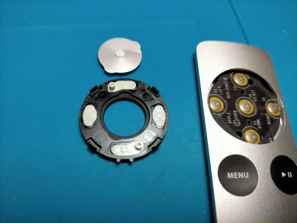 Apple Remoteの方向ボタン裏面の形状と差し込み突起の位置（下方向にある突起に注意が必要な箇所）