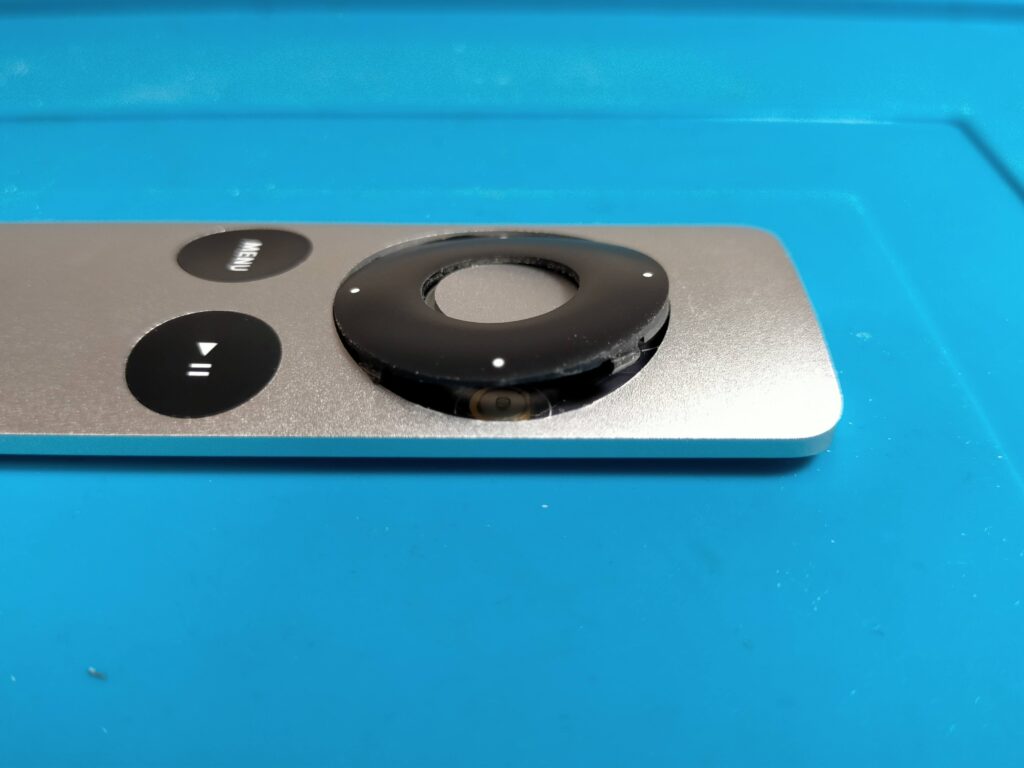 Apple Remoteの方向ボタンを取り外して内部基板と接点テープが露出した状態