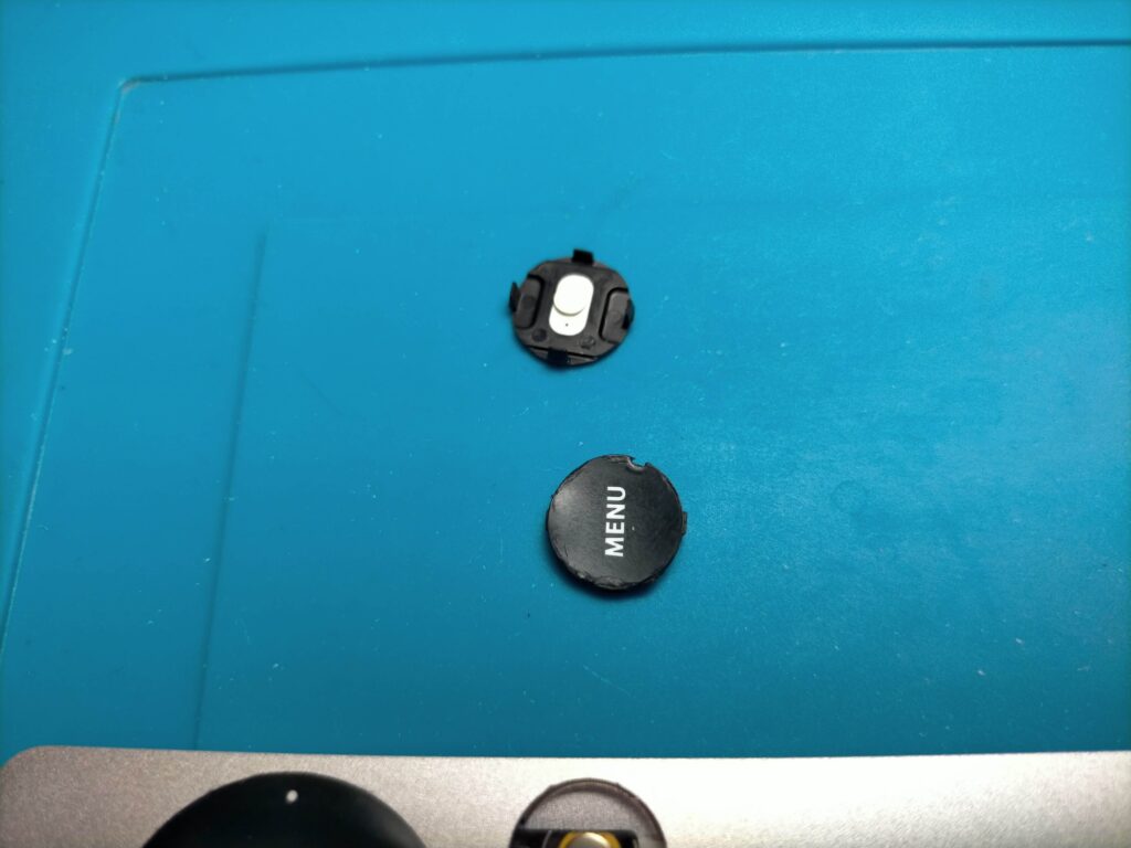 Apple Remoteから取り外したMENUボタンと再生一時停止ボタンの裏面構造の比較（同一構造の確認）