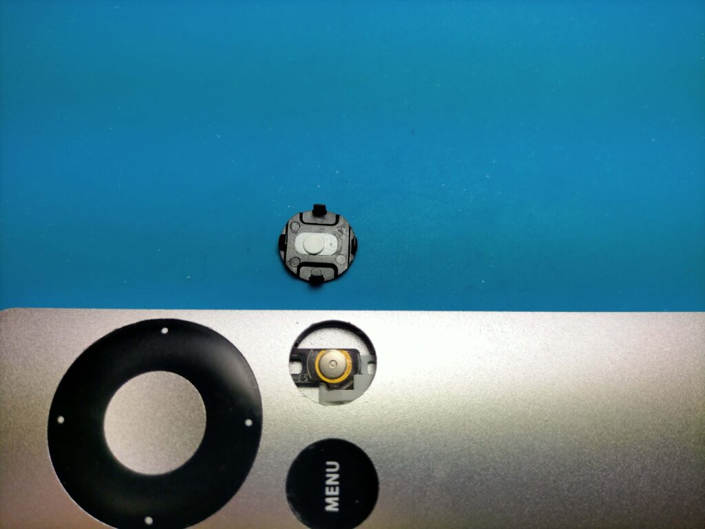 Apple Remoteの再生一時停止ボタン裏面の固定爪4か所の位置と構造