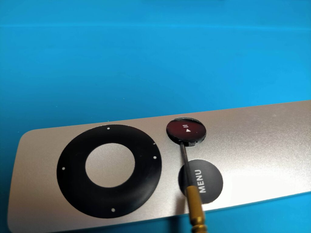 Apple Remoteの再生一時停止ボタンを押し下げた際に爪が外れて浮いてきた状態