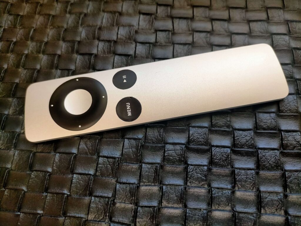 Apple Remoteの全ボタン接点清掃後に逆手順で組み立てた完成状態（MENUボタンはヤスリで傷を処理済み）