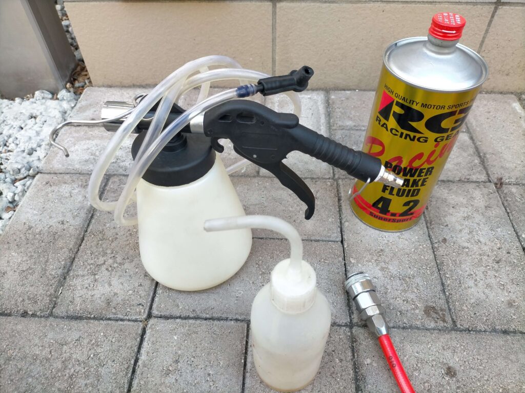 コンプレッサーを使ったエア式ワンマンブレーキブリーダーの外観