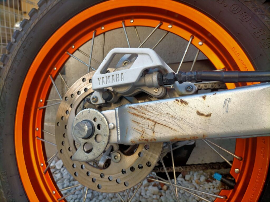 セロー250リヤブレーキキャリパー