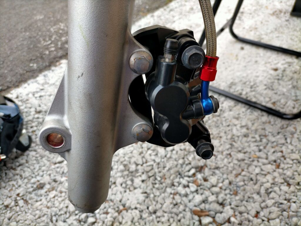 セロー250フロントブレーキキャリパーをキャリパーブラケットから取り外す前の左側面からの全体状態