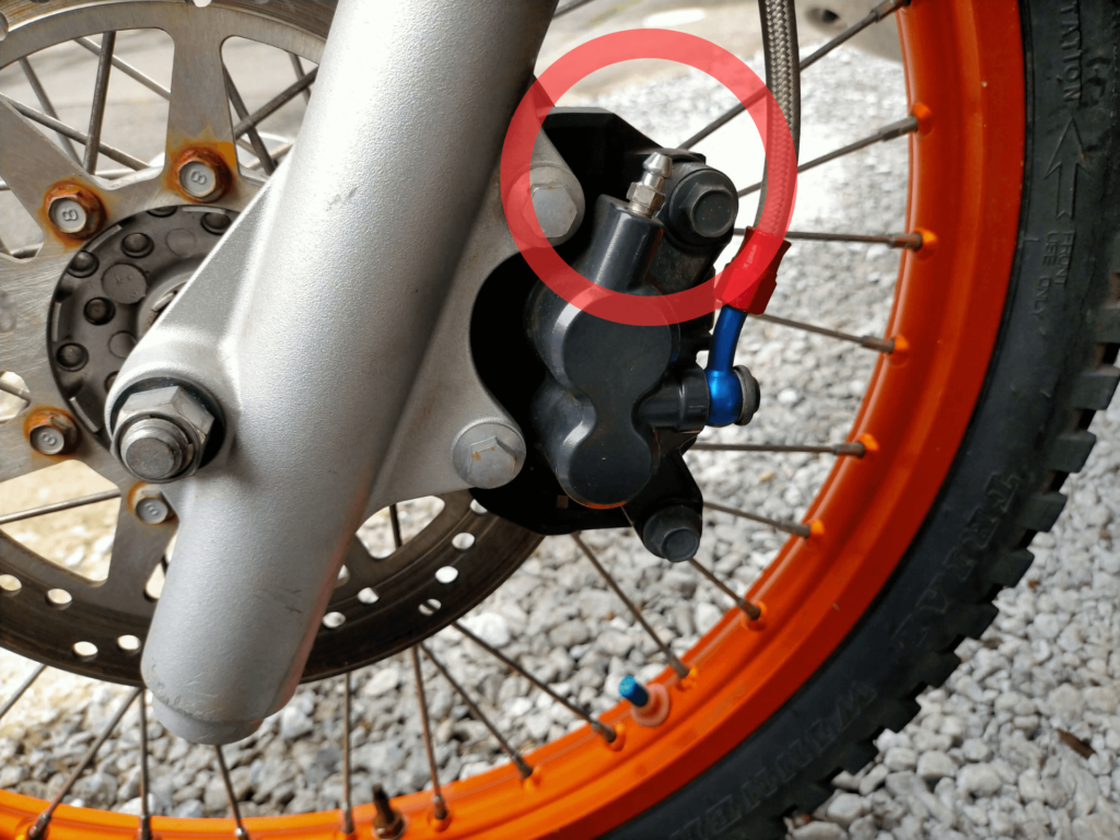 セロー250フロントブレーキキャリパーのブリードスクリュー位置と8mmメガネレンチのセット箇所