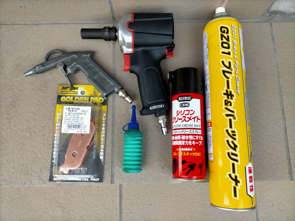 セロー250フロントブレーキパッド交換に必要な工具一式（12mmレンチ・トルクレンチ・パーツクリーナー・シリコングリス）とデイトナ ゴールデンパッドXの部品