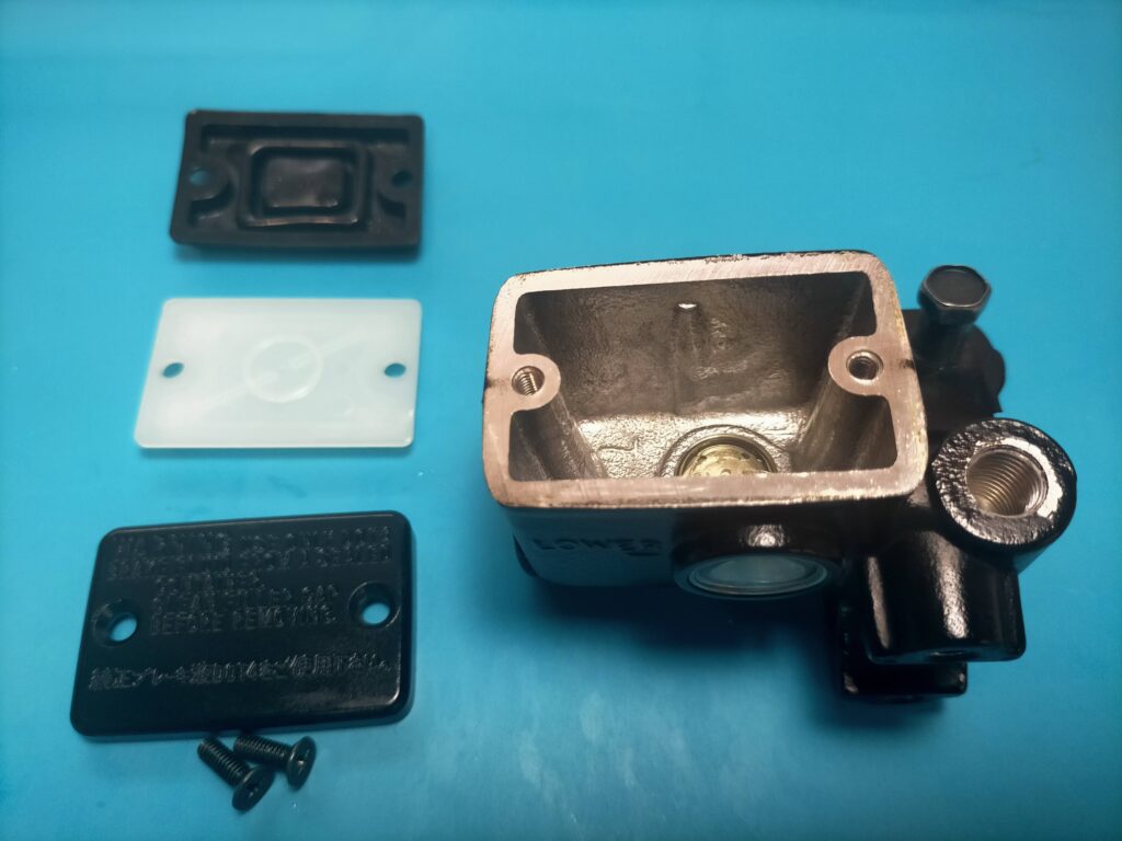 セロー250フロントブレーキのリザーブタンク蓋を開けている状態